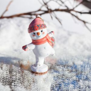 Елочная игрушка Ярославская Керамическая Мануфактура Снеговик-конькобежец TZ020405 vrdm